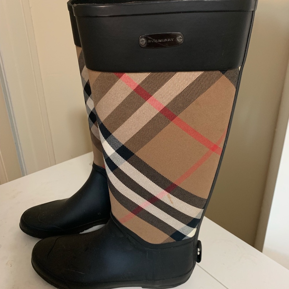 BURBERRY CLEMENCE RAINBOOT 7.5!!! 😍